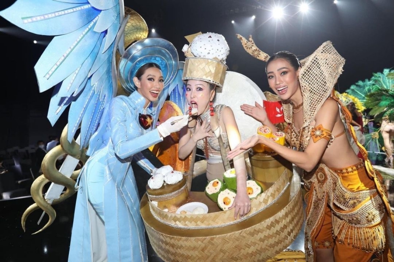 Bắt trọn khoảnh khắc các nàng hậu Thái Lan mê tít Miss Grand Vietnam Thùy Tiên sau phần thi Quốc phục  - Ảnh 5